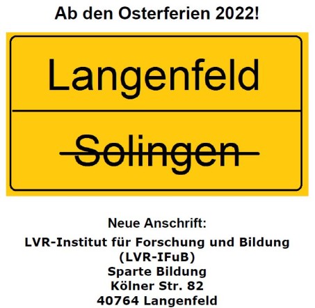 Ein Ortsschild auf dem Langenfeld steht und Solingen durchgestrichen darunter.