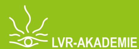 gezeichnetes Logo eines weißen Auges mit langen, geschwungenen Wimpern auf einen grünen Hintergrund neben dem Schriftzug LVR-Akademie